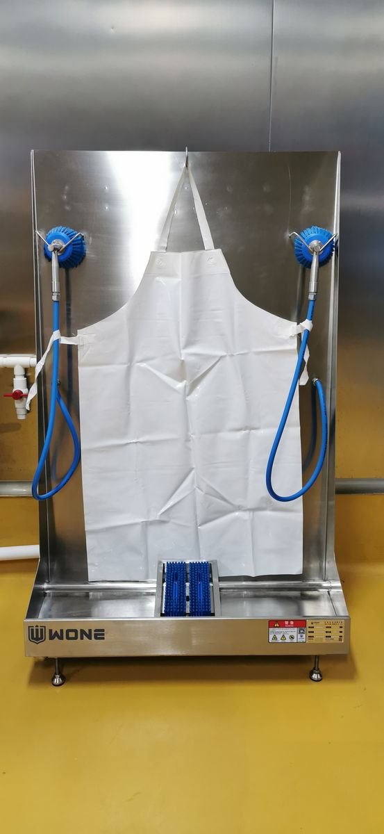 Apron cleaning station in use