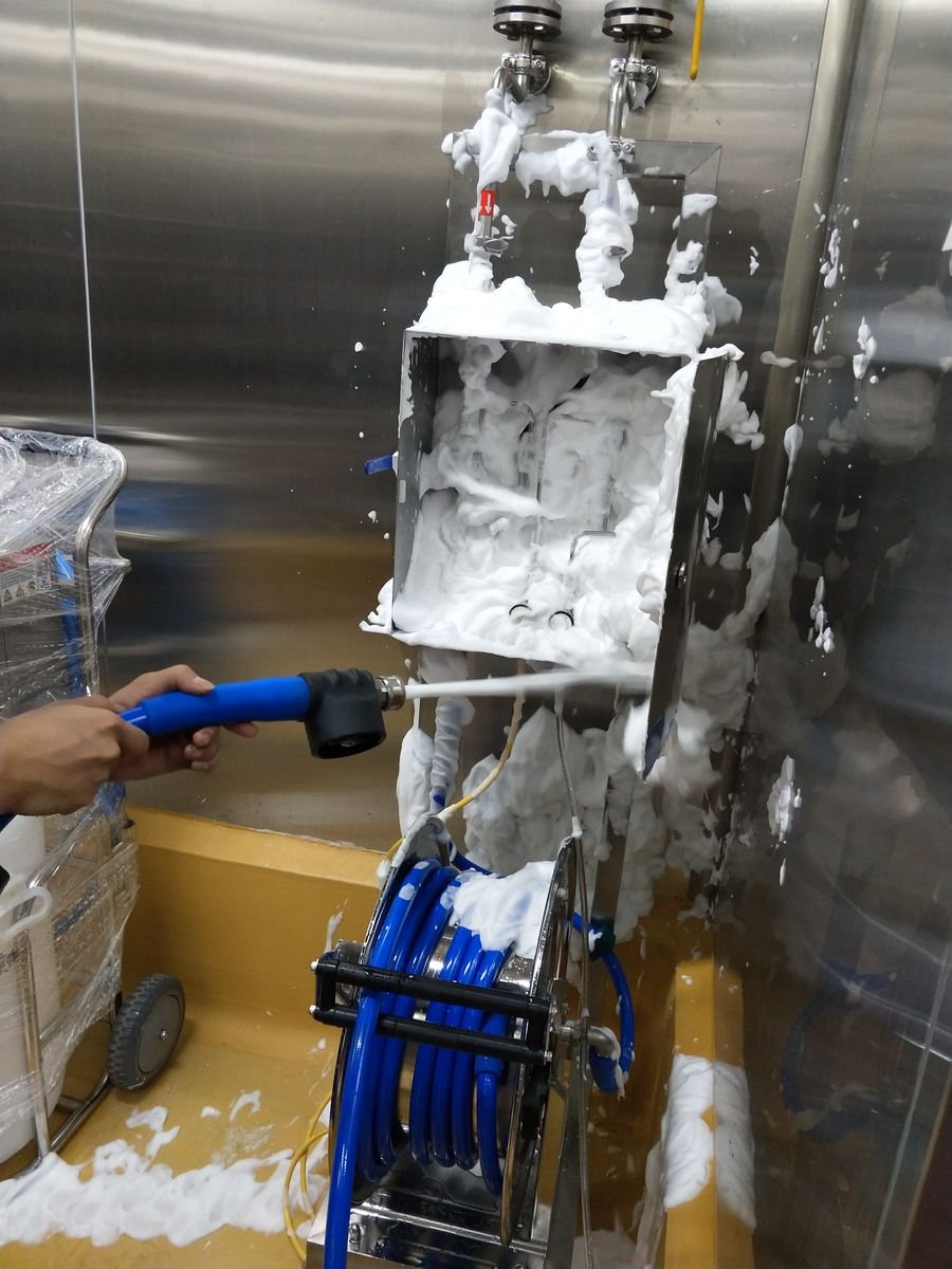 Foam cleaning with a WONE satellite station